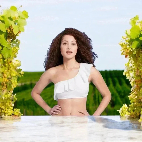 🆕White Ruffle Bikini Top - Picture 2 of 14